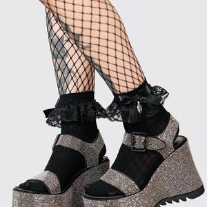 💚💚 Silver Shiny Platform Sandals with Black.
- treaded soles.